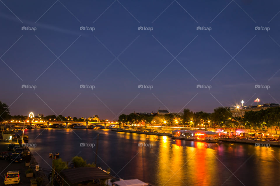 Paris by night. Vue du pont Alexandre 3 sur Paris