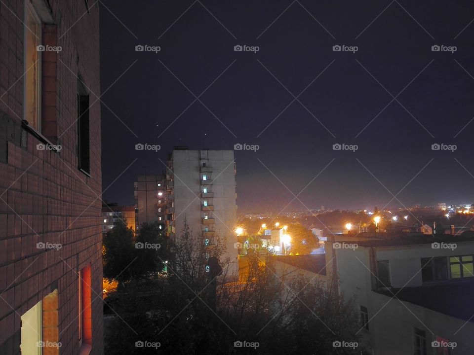 Фото ночного города и звезд на небе