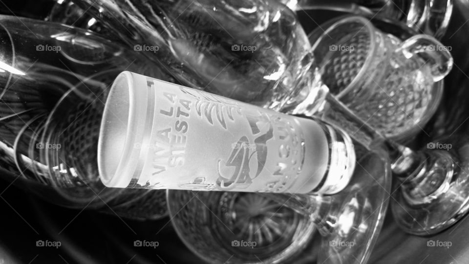 Copo de vidro.  "Viva la siesta". Lembranças de Cancún México. Cristal com gravuras.