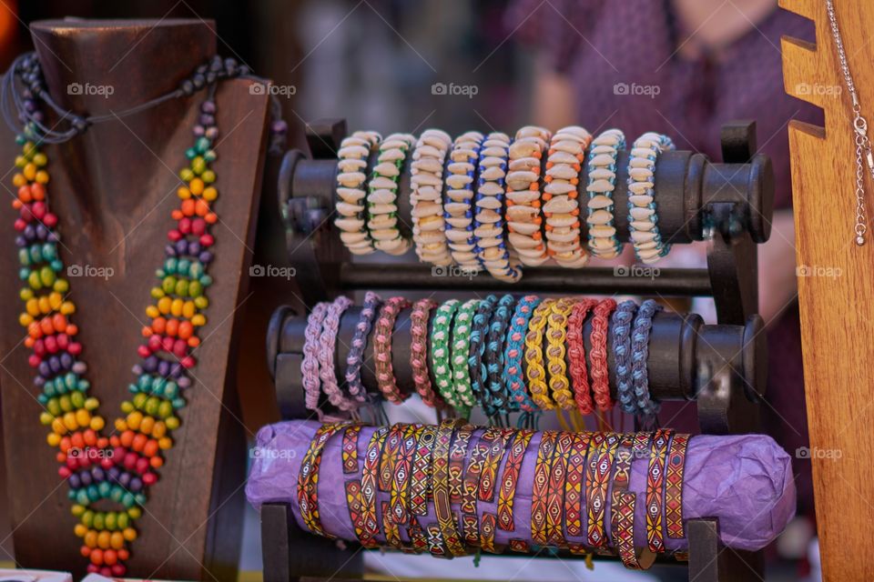 Pulseras artesanas en el mercadillo de Torredembarra