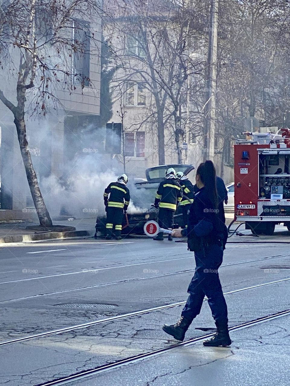 Policewoman stops traffic because of burning car
