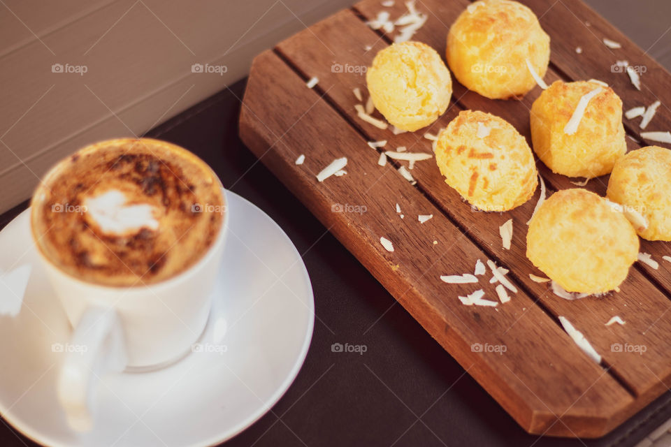 Café da manhã brasileiro em cidade do interior.