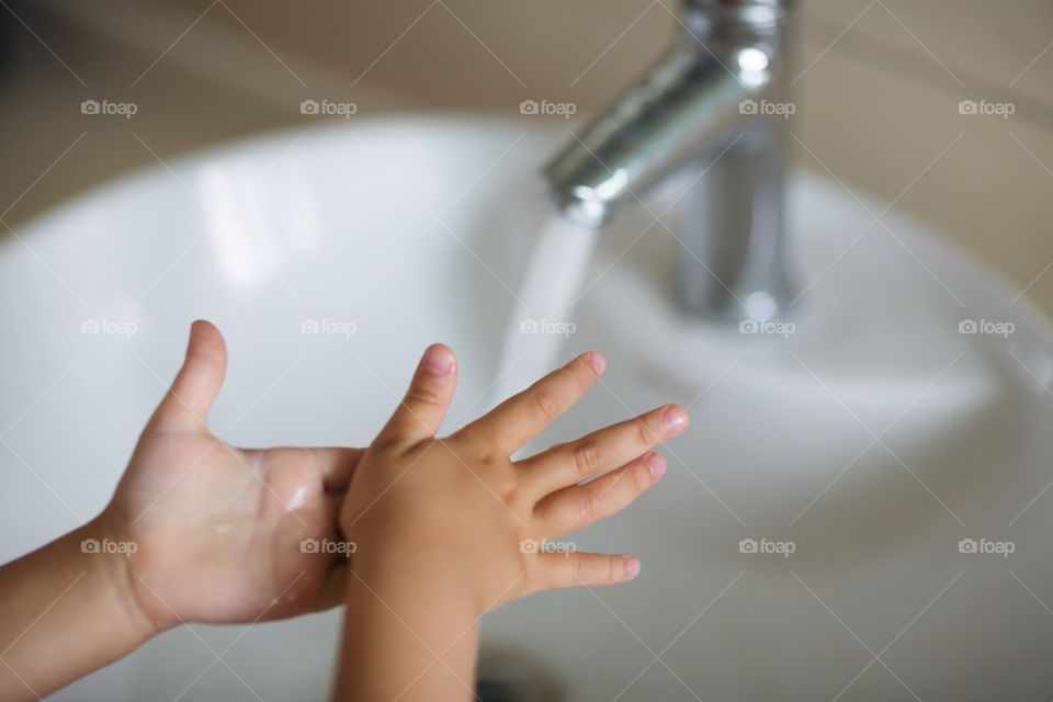 Children washing hands 