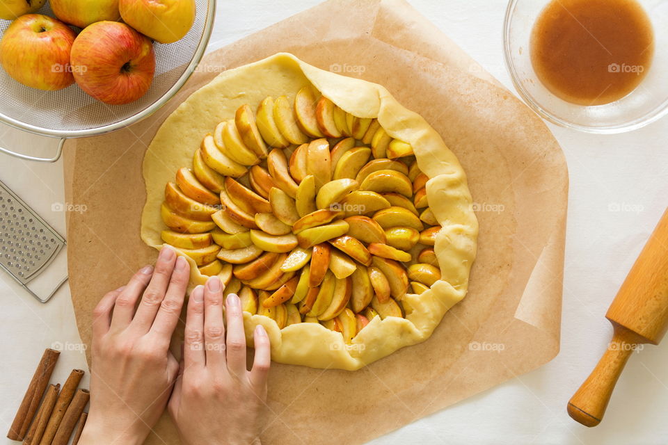 Preparing open apple tart