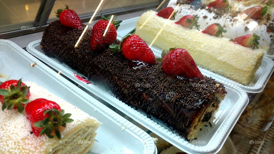 Bolos com coberturas de morangos.