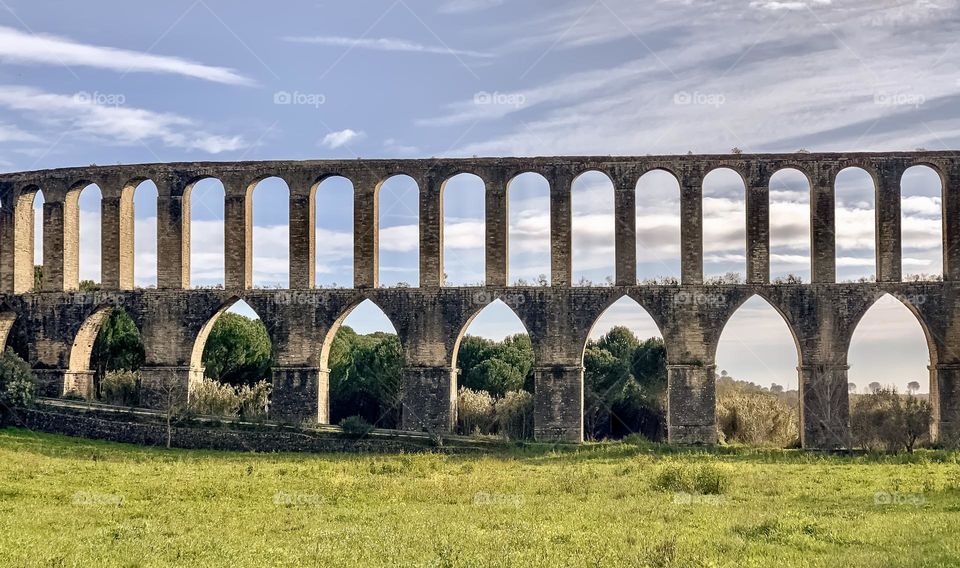 Acueducto de los Pegões stretches across the Portuguese countryside 