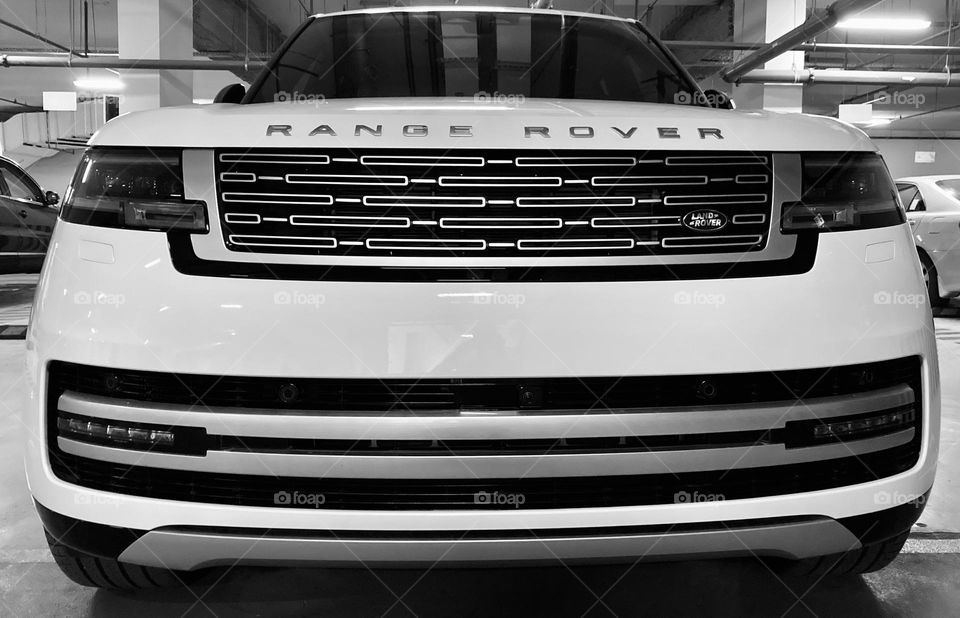White Range Rover 2022 front view design pattern 