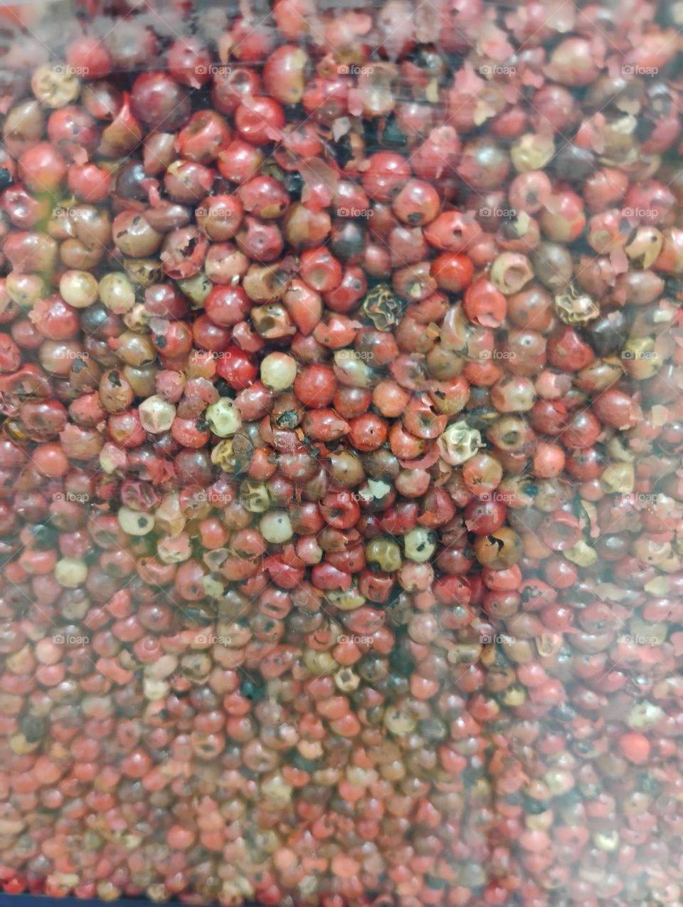 Pimenta Rosa. A pimenta rosa, também conhecida como aroeira-vermelha, é um fruto rico em nutrientes, antioxidantes, que pode trazer vários benefícios à saúde e, ajuda a perder peso, pois é um termogênico natural e aumenta a saciedade