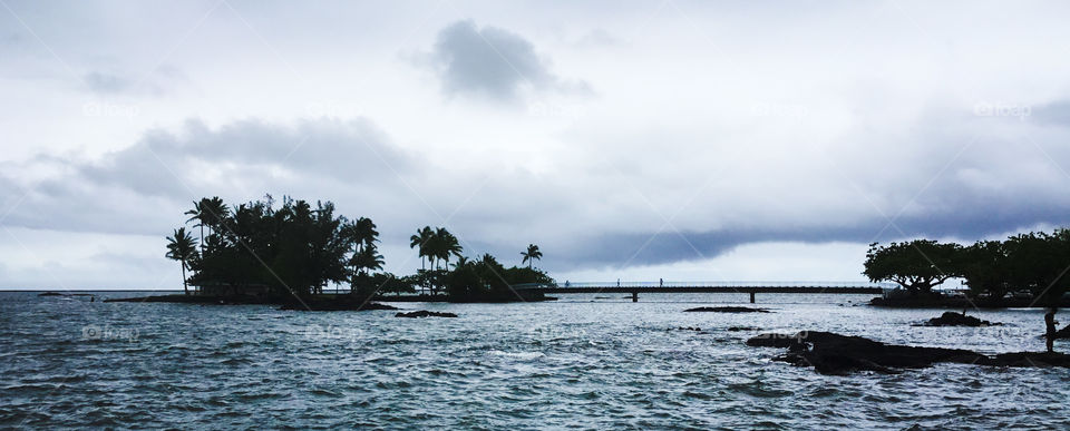 Stormy ocean off Liliʻuokalani Park and Garden