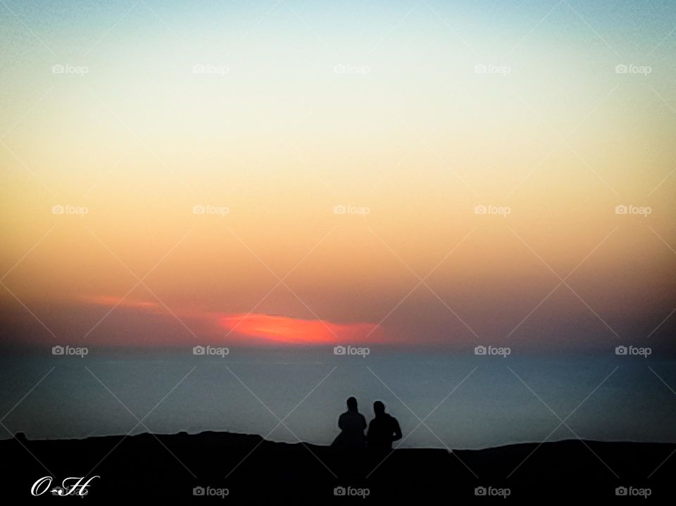 Under a mosaic-colored sky at sunset, it is sweet to talk on the beach
The cuteness of two lovers harmonizes with the beautiful sunset.
The picture was taken in the rocky part of the beach of Sidi Jamour on the island of Djerba