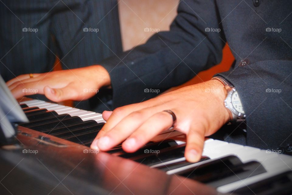 mãos tocando piano - hands playing piano