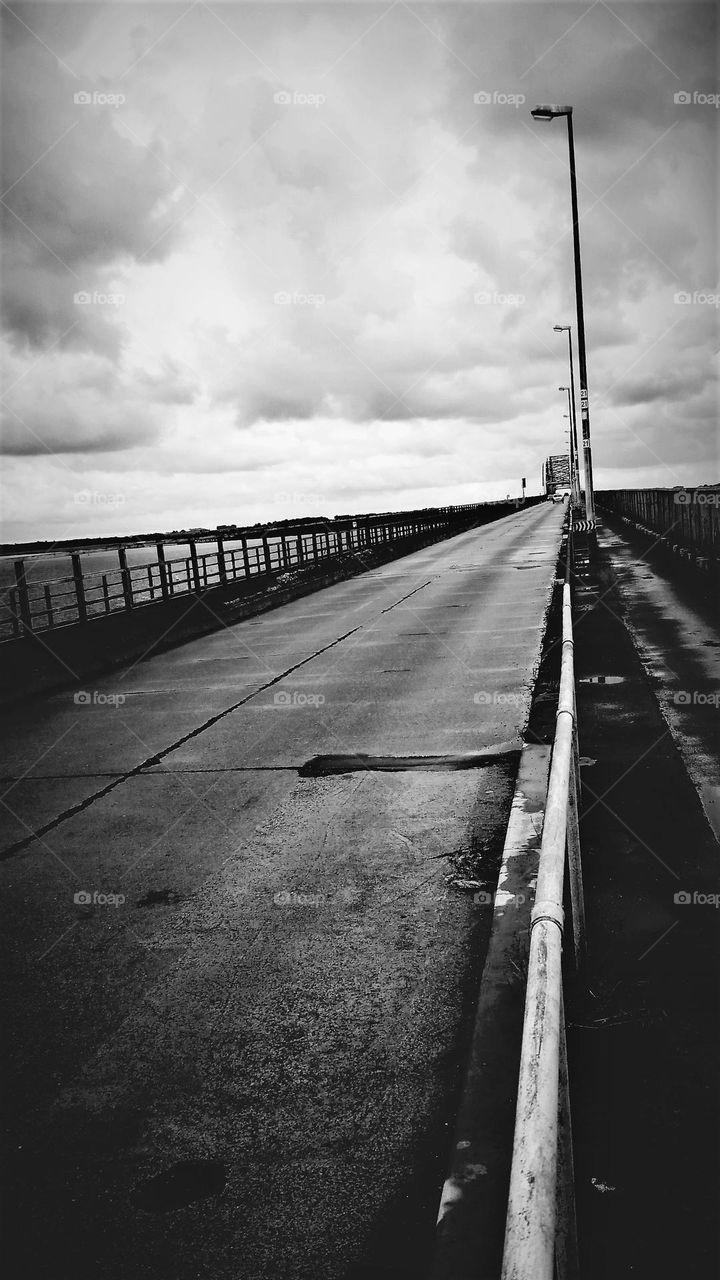 Brücke in Schwarzweiß