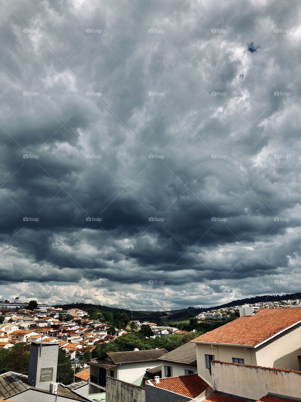 And the weather is changing… will the rain finally come?  Clouds have already parked in the sky.  Let's wait! / E o tempo vai mudando… será que finalmente a chuva virá? As nuvens já estacionaram no céu. Aguardemos!