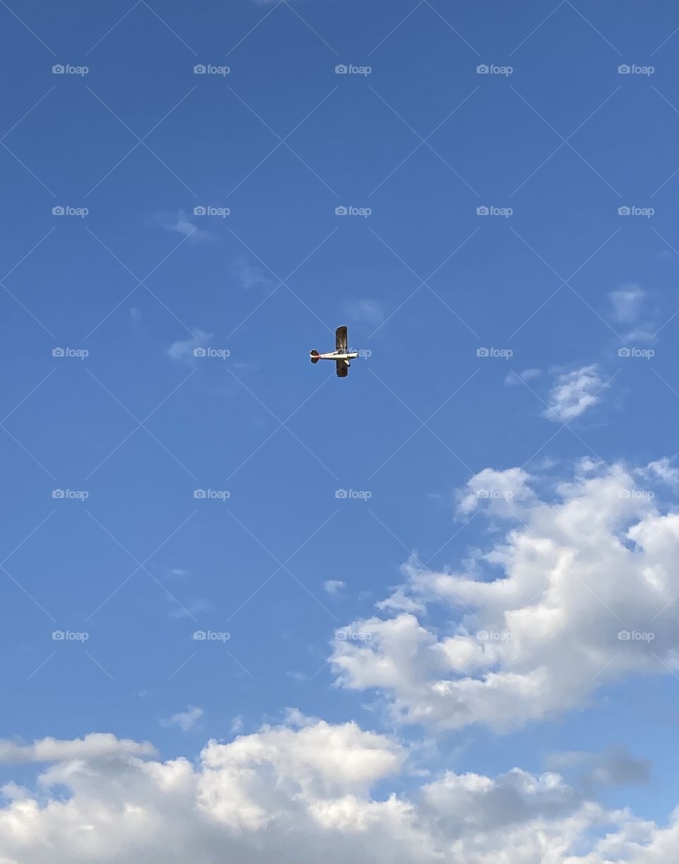 A lonely plane flying in this wonderful sky ... where does it go and where does it come from? / Um solitário avião voando neste maravilhoso céu... para onde ele vai e de onde ele vem?