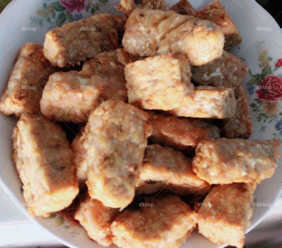 Made from soybeans that are processed so that they become tempeh, a delicious food, apart from being fried, you can also stir-fry vegetables for friends to eat rice and tempeh cannot be mixed to make cakes.