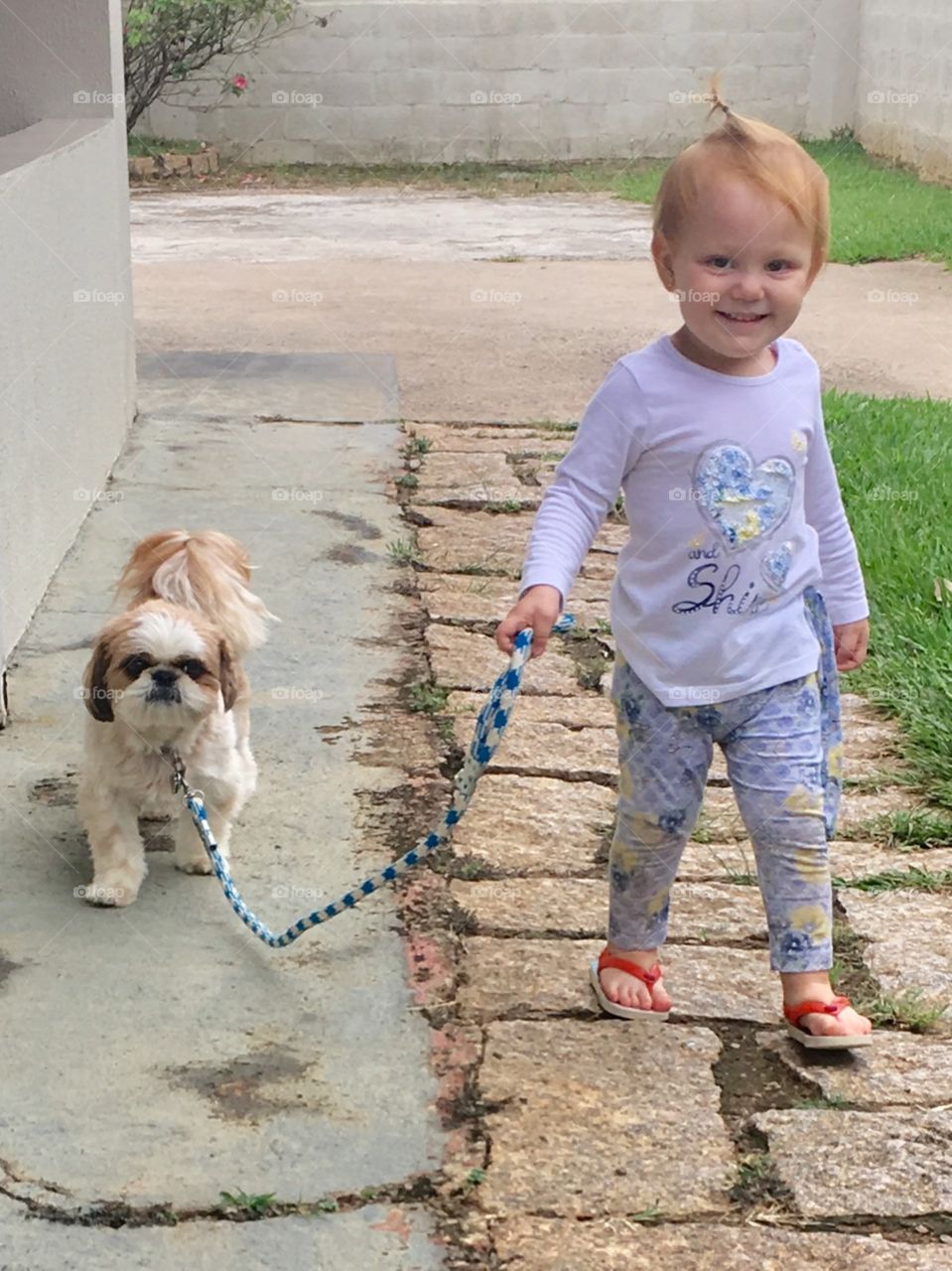 Playing at home is very cool.  We create games and love making faces and lots of looks. Look at the baby's glasses! / Brincar em casa é muito bom. Vejam só nossa bebê passeando pelo nosso quintal com a nossa cachorrinha!