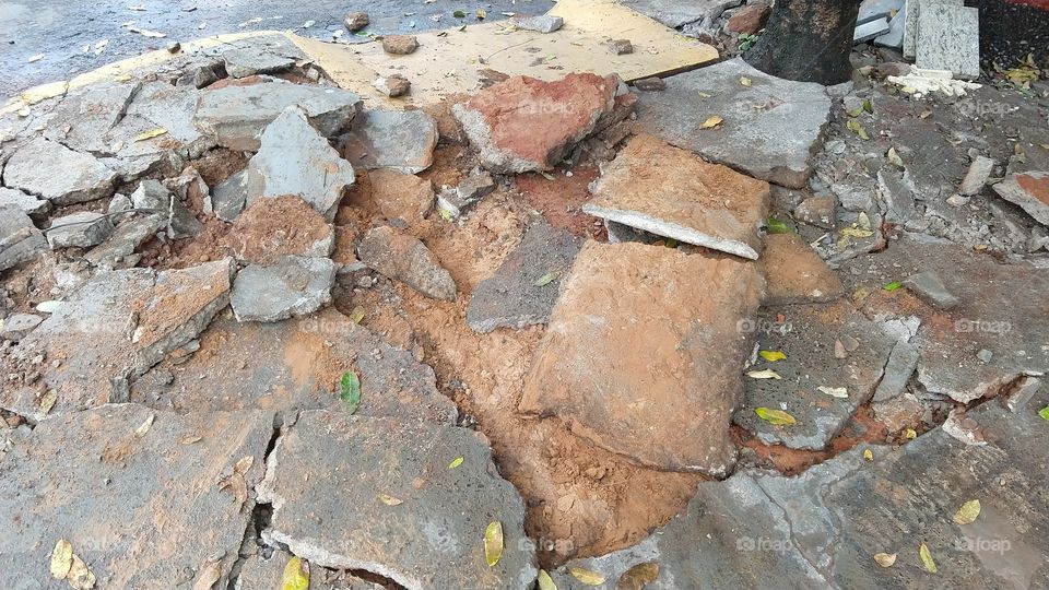 Calçada quebrada em construção.