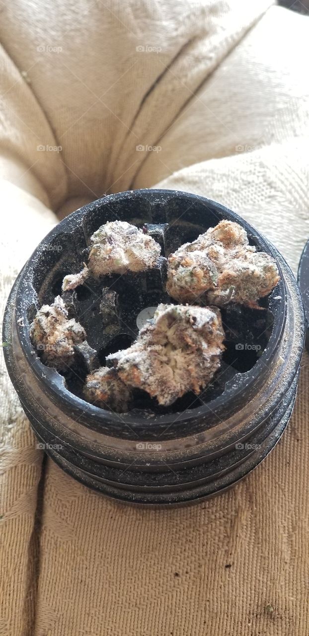 purple lookin nugs here! and those crystals!