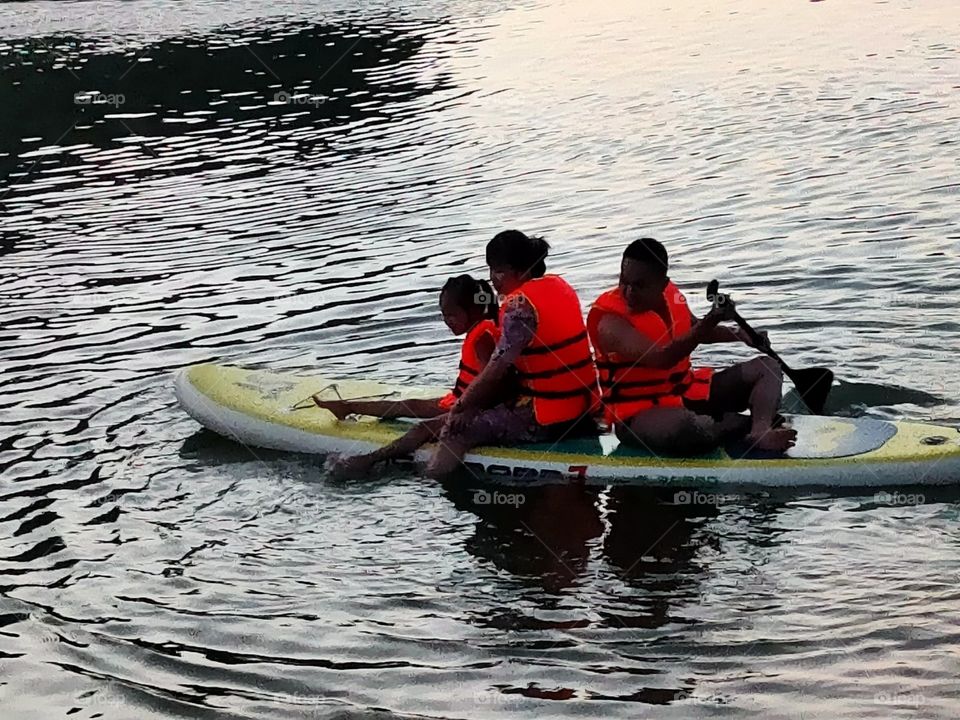 In the late afternoon, we can row the boat together