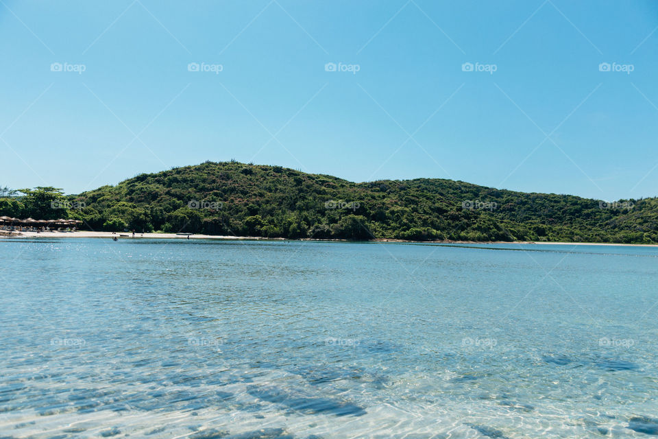 Praia com paisagem linda e fantástica no Brasil, na região do Lagos no Rio de Janeiro, em Búzios. Uma ilha incrível de conhecer!