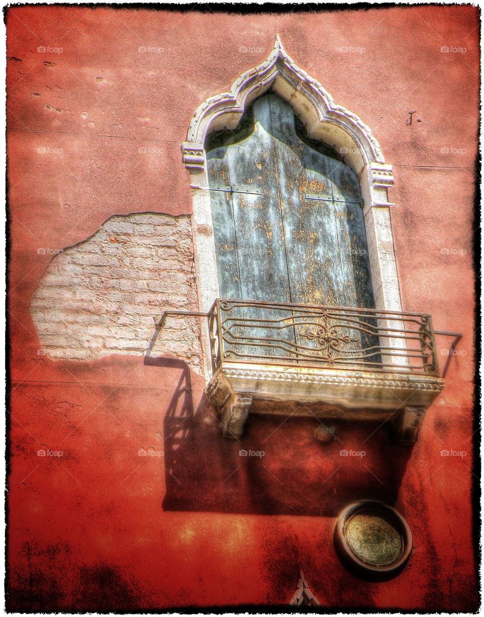 A window in Venice
