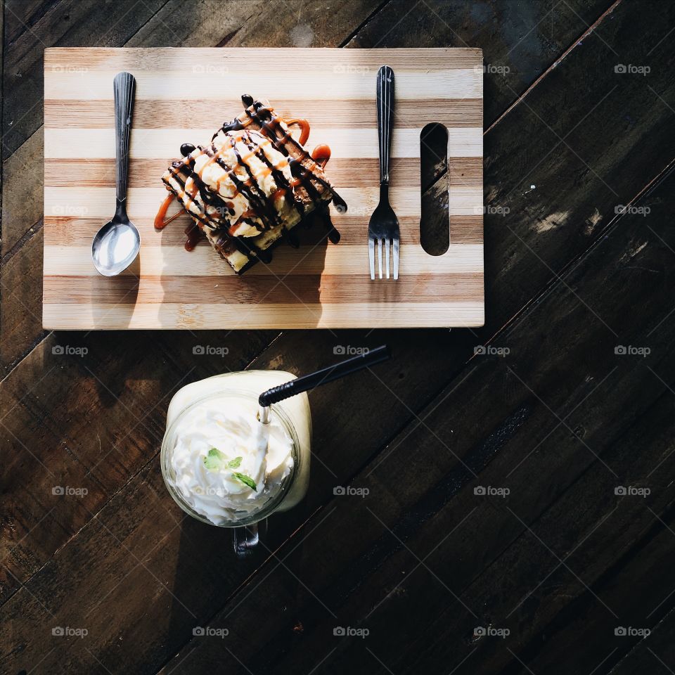 Herbs Ice Blended and Chocolate Cake Chesee On The Plate 