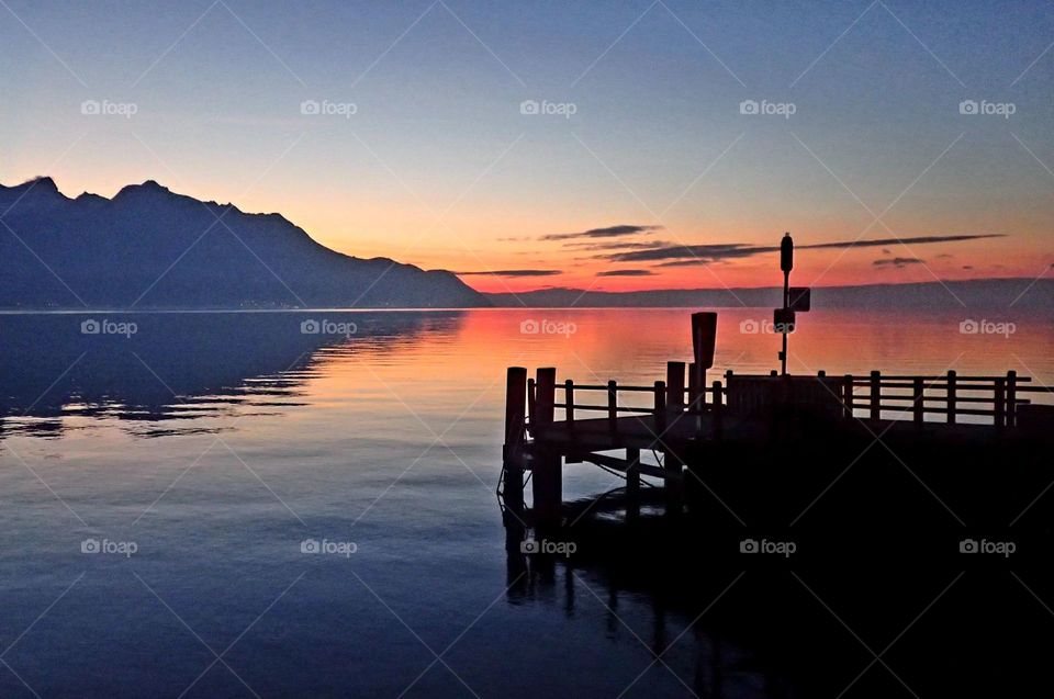 beautiful evening scenery over lac léman in Swiss 😍