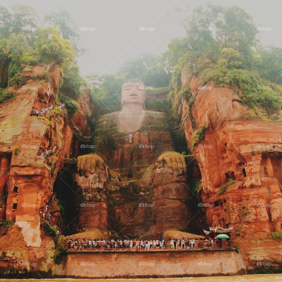 The Mountain is a Buddha and the Buddha is a Mountain”. 🌫The solemn Leshan Giant Buddha is calmly sitting on the cliff of Xijiao Hill, putting his hands on his knees, with the rivers flowing below his feet…🍃 ⚫⚪⚫⚪⚫⚪⚫⚪⚫⚪⚫⚪⚫⚪⚫⚪
🔘: #leshan #china •