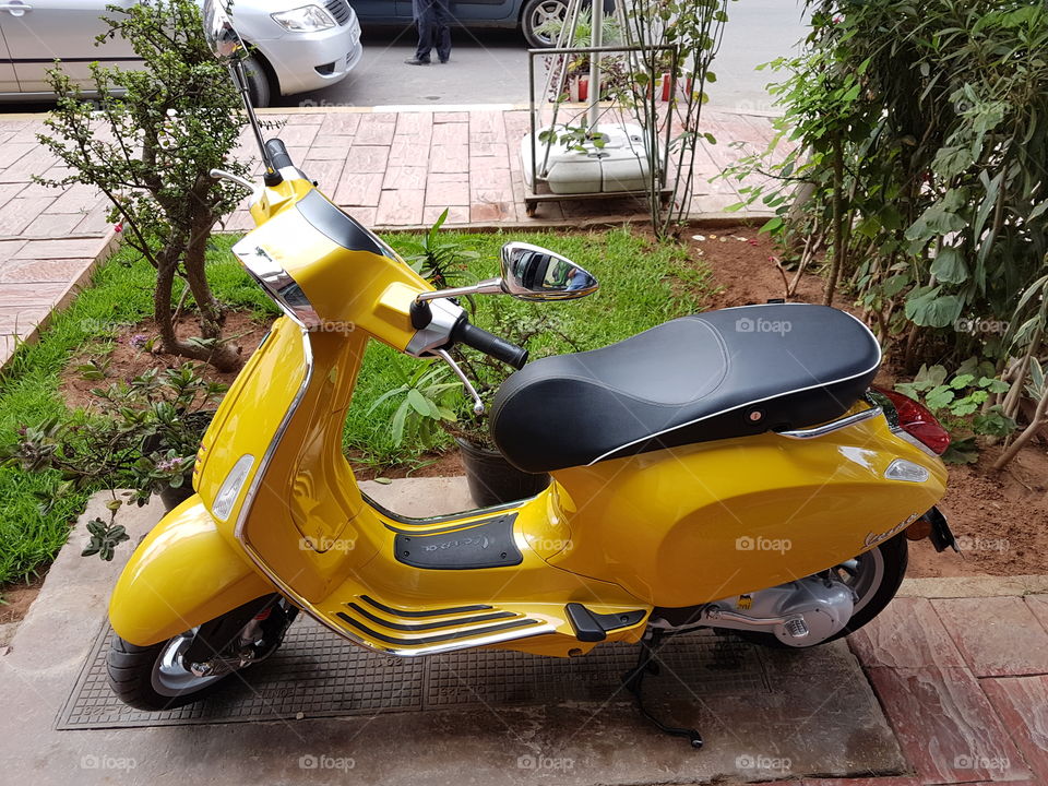 vespa motor yellow beauty