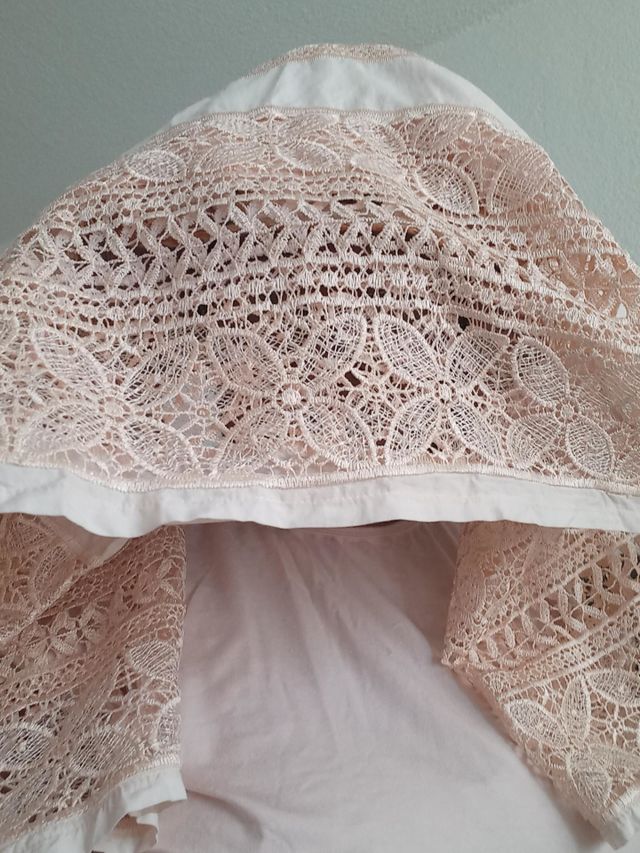 Delicadeza e feminilidade.  Em geral, associamos  o rosa à feminilidade, fragilidade,  doçura e delicadeza, principalmente em seus tons mais claros, já o pink, paixão,  ousadia e sensualidade