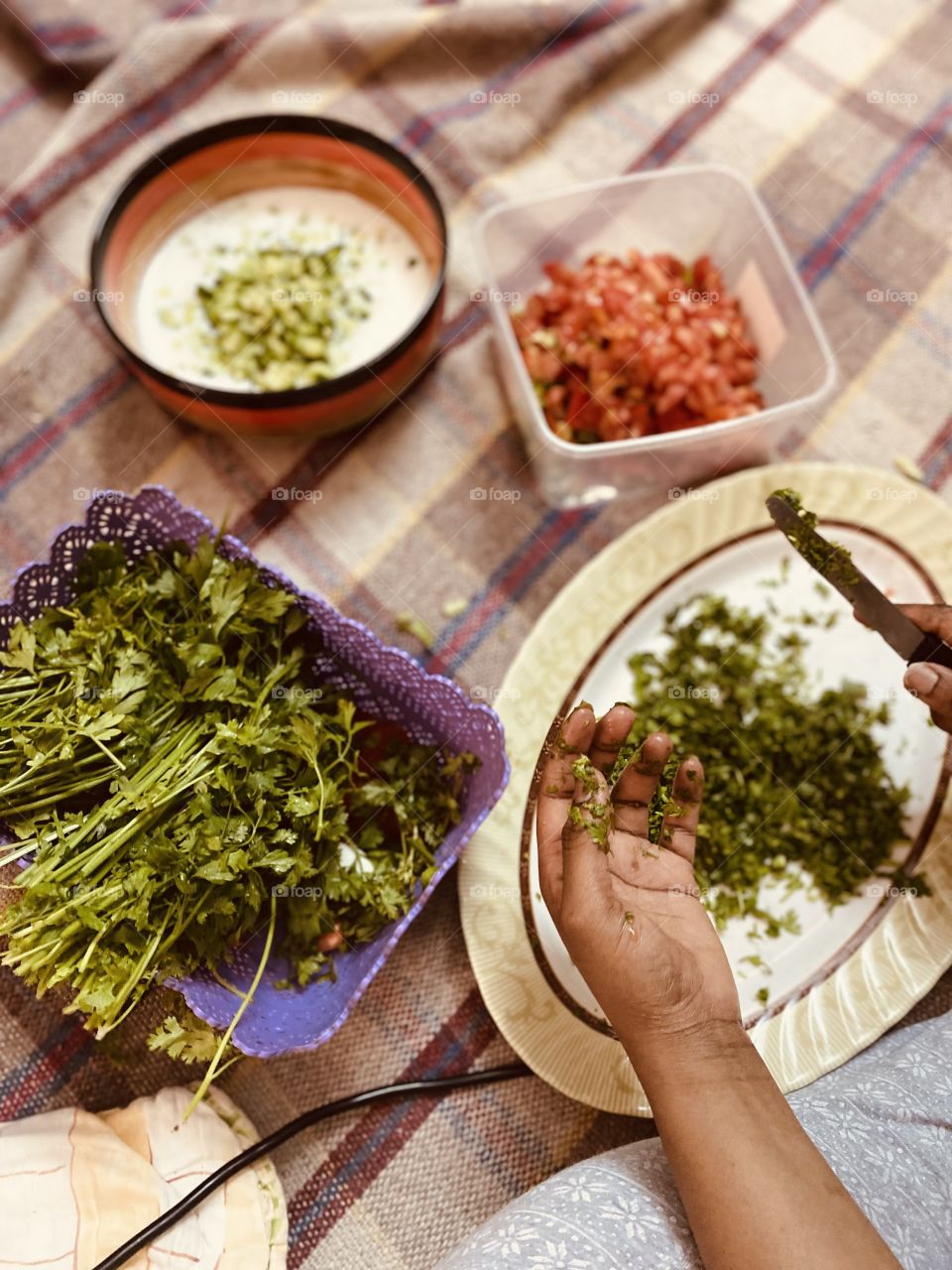 Prepare tomato, cucumber, parsley, yogurt and cucumber salad with upside-down kabsa with chicken and vegetables decorated with delicious nuts