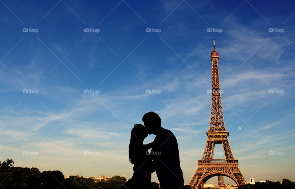 L'amour commence a Paris