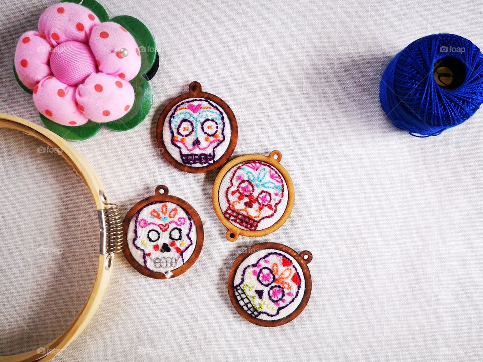 handmade embroidery, mini embroidery, 5cm. beautiful project, in a colorful composition, little skulls in keychains, patches and jewelery. mexican hand made.