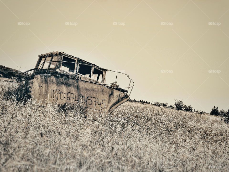 Capture of an abandoned boat in a wheat field. When I saw it, I thought... what a curious landscape, it seems that this boat is sailing in a sea of ​​wheat! ..It deserves to be immortalized in my camera.