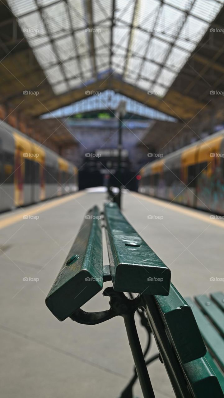 asiento de madera en estación de trenes