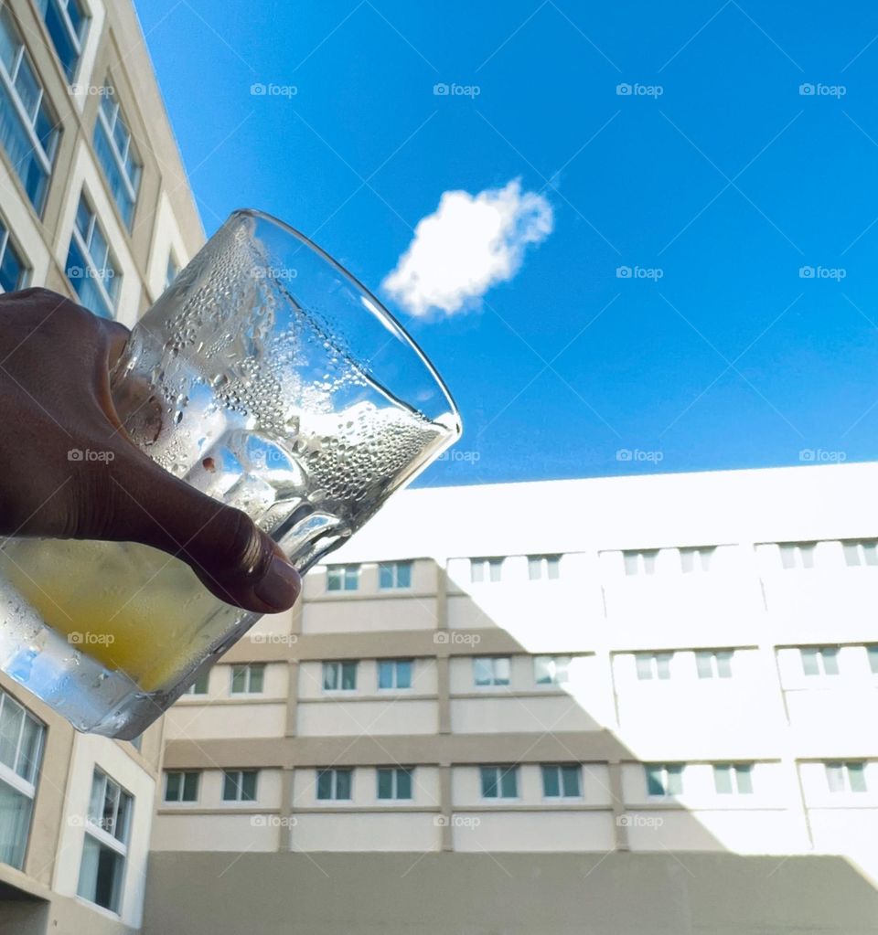 The cloud and the glass 