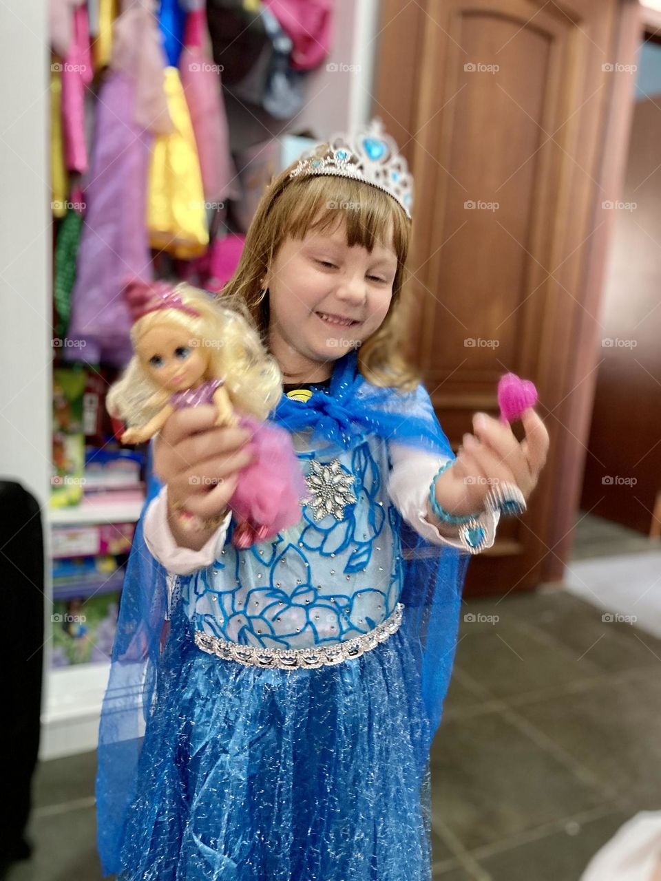 “Let it Go”… Playing Anna and Elsa, from Frozen, is really cool!  Obviously she's Elsa, and I'm… Olaf.
/ “Let it Go”… Brincar de Anna e Elsa, de Frozen, é muito legal! Óbvio que ela é a Elsa, e eu sou… o Olaf.