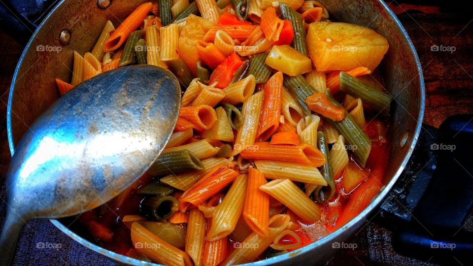Sopa de macarrão colorido.