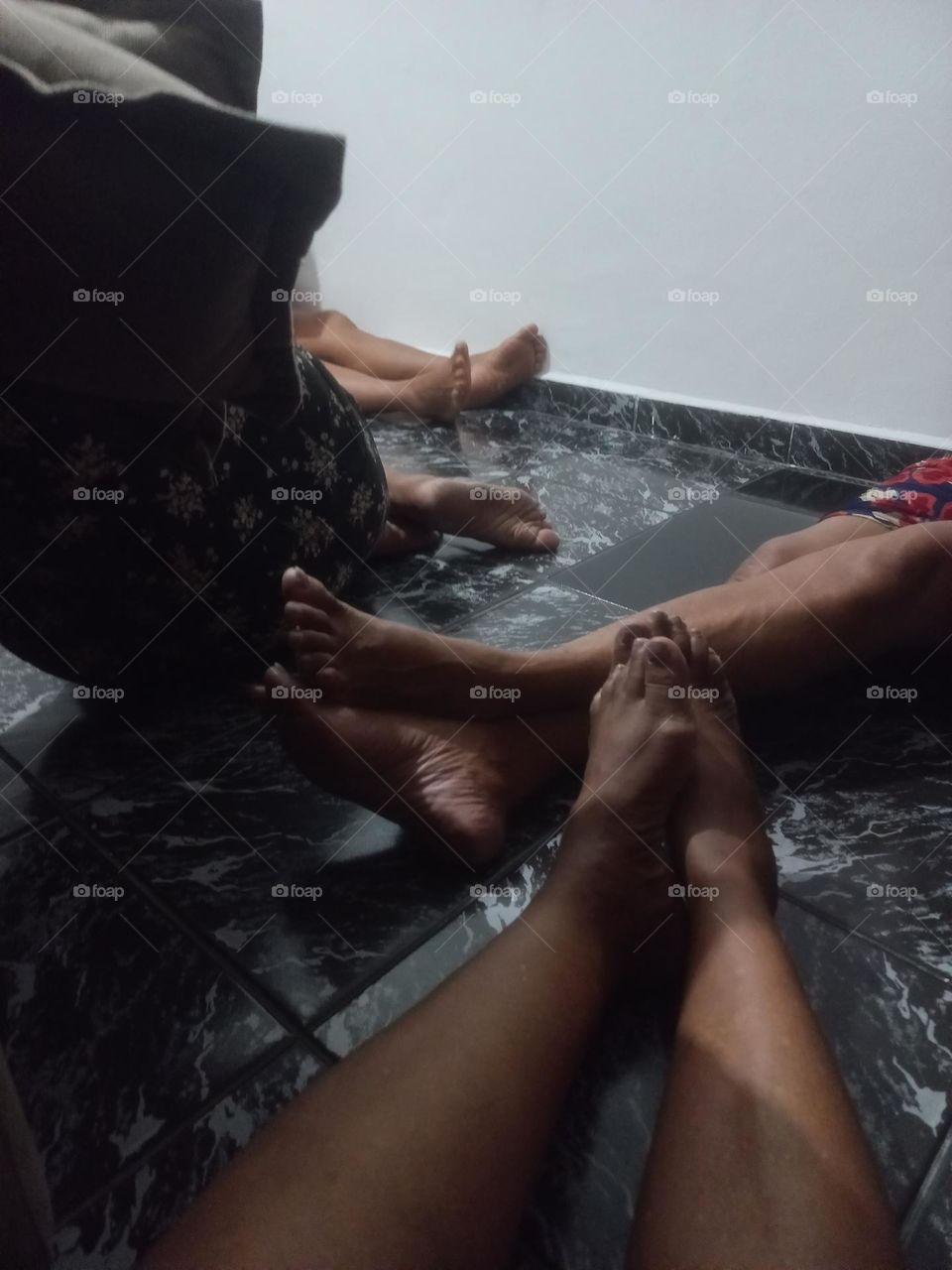 O cuidado com os pés. Cuidar dos pés é  essencial,  eles são  a base do nosso corpo;  dão suporte para todos os movimentos, que fazemos, quando estamos em pé e, interferem até quando estamos sentados.