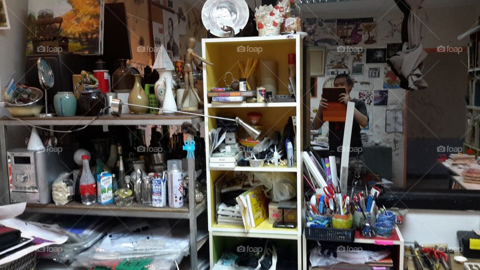 The student workspace of the art school I used to study years ago . Still look messy as ever with many things students left after school 🗄🗃🖌✏️