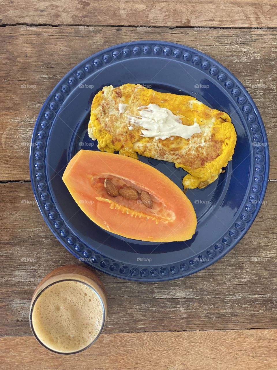 Café da manhã ovo e mamão 