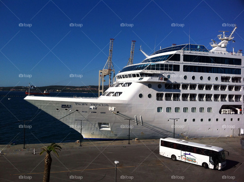 white bus vacation port by munda.net