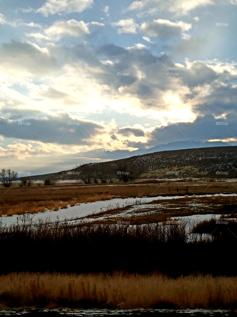 mountain sunset cloudy sky light in Oregon