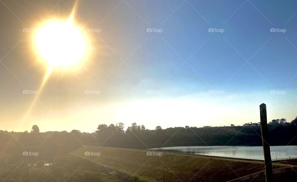 Entardecendo na Represa do Jundiaí-Mirim, em cores vibrantes. Que tamanho é esse, amigo sol?
A vista daqui é a partir do Mirante do Parque “Mundo das Crianças”. Sensacional!