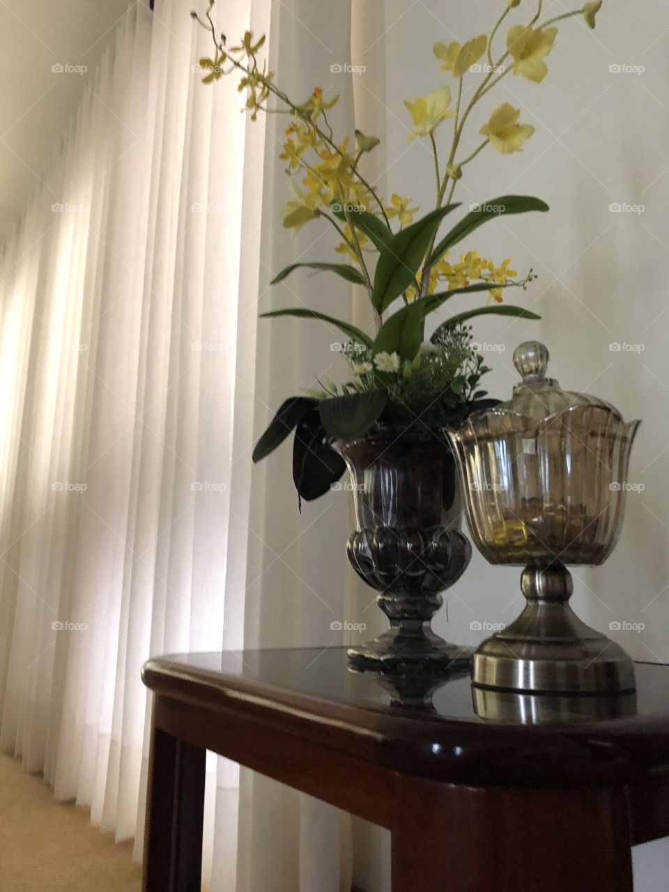 Vaso com flor na mesa de vidro