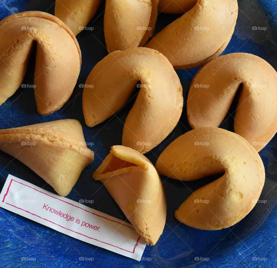 Fortune cookies and fortune on a blue plate