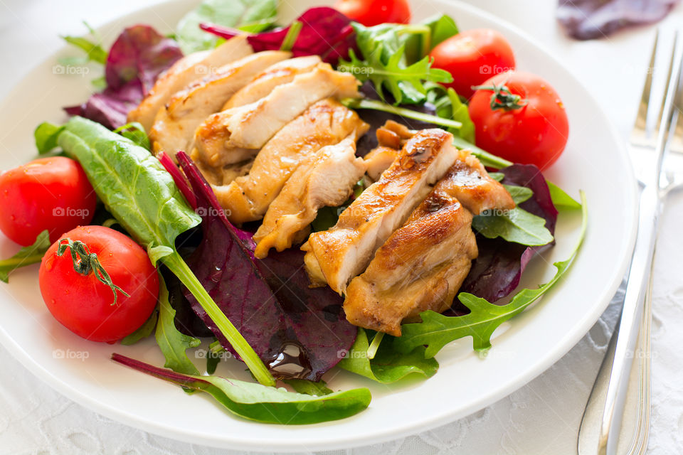 Grilled chicken with vegetables and salad mix