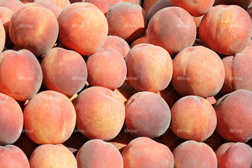Peaches at the farmer market