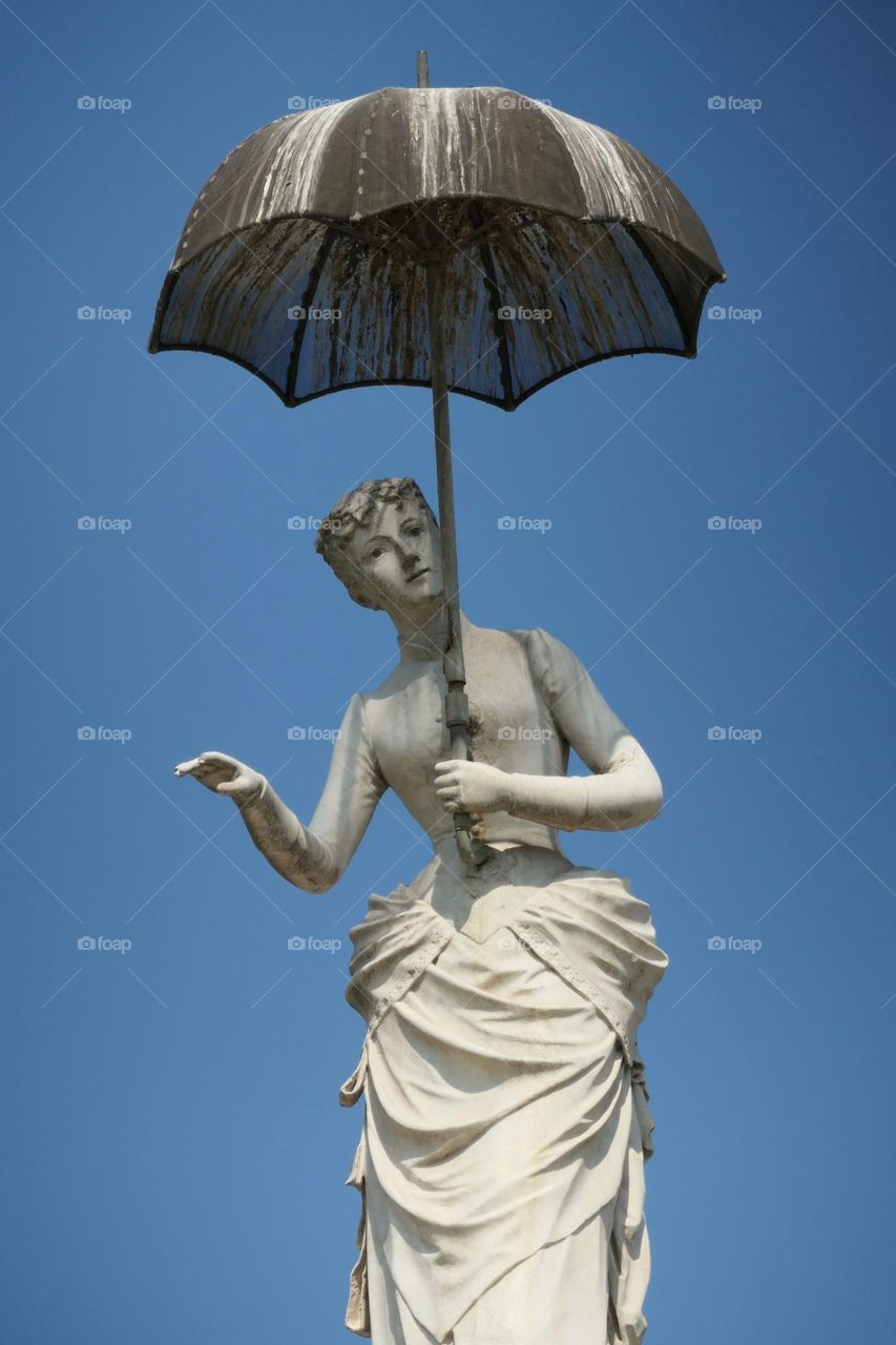 Statue at the zoo of Barcelona