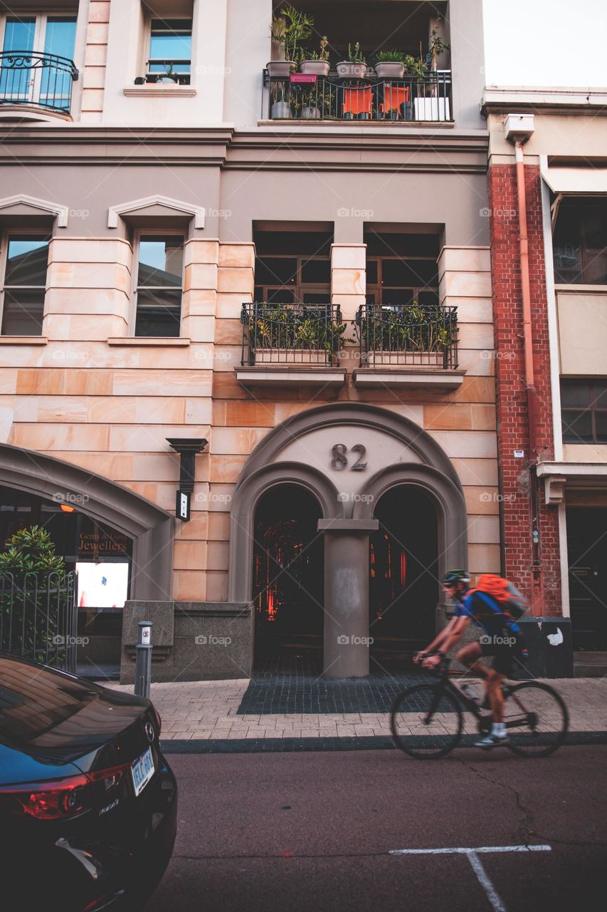 imovel,bicicleta,homem,fachada de um predio